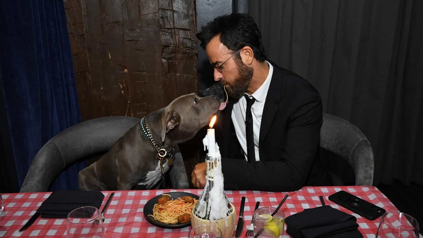 Justin Theroux recria cena de ‘A Dama e o Vagabundo’ com sua pitbull