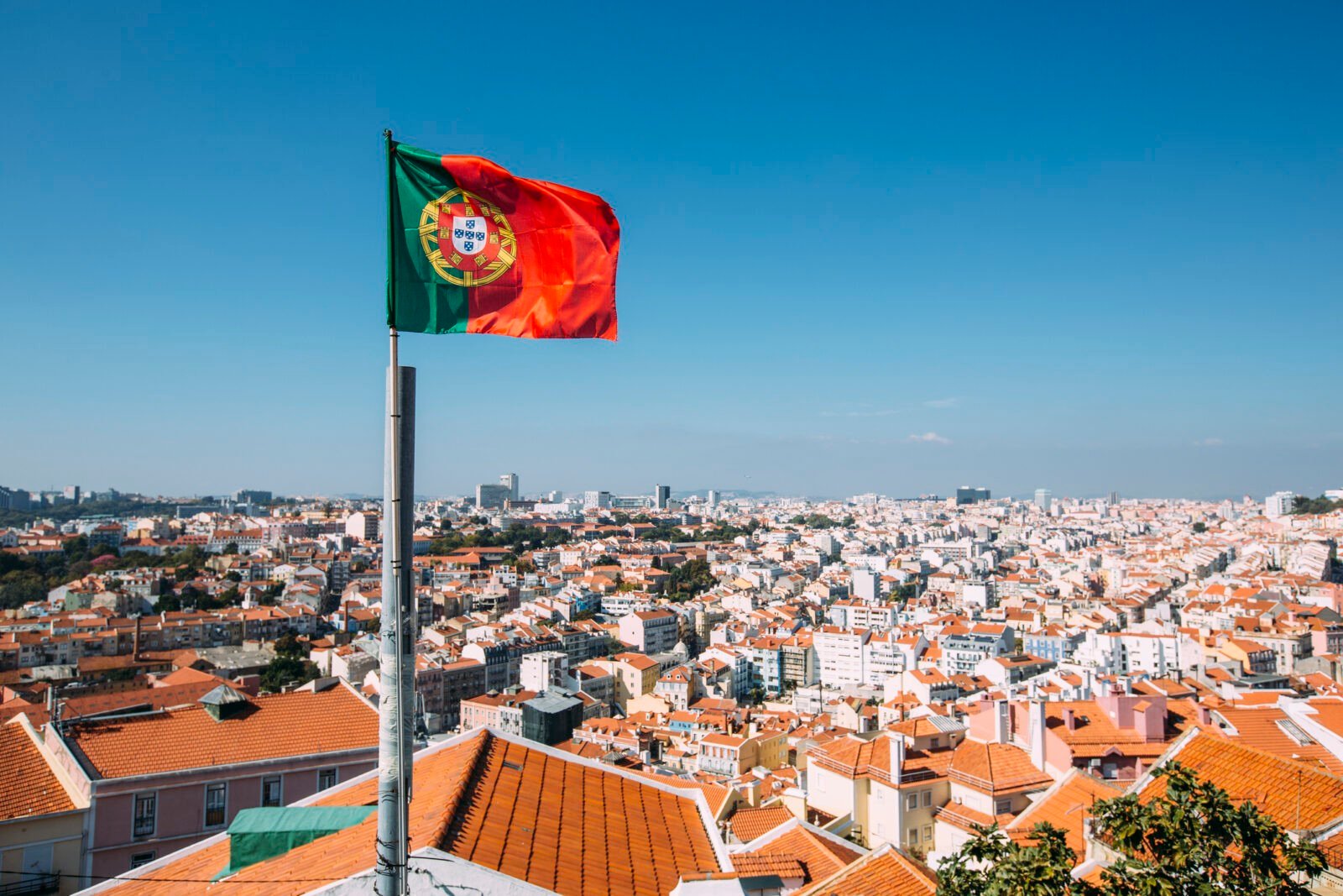 Sem dinheiro, brasileiros pedem ajuda para voltar de Portugal