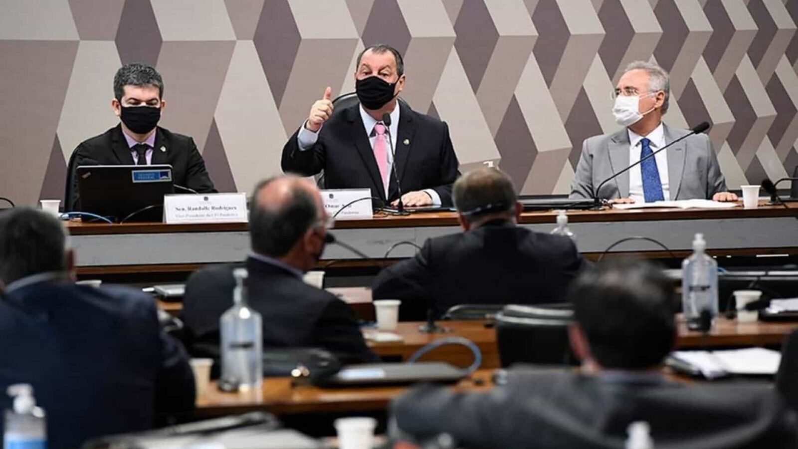 CPI da Covid vira paixão nacional