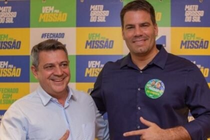 Humberto Figueiró, mais conhecido como Beto Figueiró e Renan Contar, o Capitão Contar - (Foto: Reprodução) O Tribunal Regional Eleitoral de Mato Grosso do Sul (TRE-MS) decidiu manter a condenação da coligação "Mudança de Verdade" (PRTB e Avante) por divulgação de propaganda eleitoral irregular nas eleições de 2022. A decisão refere-se à divulgação de pesquisa não registrada e foi instaurada pela coligação concorrente "Trabalhando por um Novo Futuro" (Federação PSDB/Cidadania, Republicanos, PP, PSB, PL, PDT). Segundo informações apuradas, em 10 de outubro de 2022, a coligação "Mudança de Verdade" compartilhou, nos stories do Instagram, do perfil público de campanha de seu candidato a vice-governador, Humberto Figueiró, uma propaganda irregular contendo pesquisa de intenção de votos não registrada para o governo estadual de Mato Grosso do Sul. Além disso, a publicação favorecia o candidato Capitão Contar, baseando-se em uma pesquisa não registrada atribuída ao Instituto Veritá, utilizando gráficos e dados para influenciar os eleitores. Inicialmente, o juiz Ricardo Damasceno de Almeida condenou a coligação "Mudança de Verdade" ao pagamento de multa no valor de R$ 5.000,00 pelo compartilhamento de conteúdo apócrifo nas redes sociais. A coligação condenada recorreu, alegando que a postagem foi feita por terceira pessoa e que o candidato apenas replicou a publicação em sua própria página como forma de agradecimento pelo apoio. A Procuradoria Regional Eleitoral manifestou-se pelo não conhecimento do recurso e, no mérito, pelo seu total desprovimento, mantendo a decisão do juiz relator. O TRE-MS analisou o caso e negou o recurso, destacando que a disseminação do conteúdo apócrifo ultrapassou os limites da liberdade de expressão. A decisão ressaltou a potencialidade da imagem divulgada atingir um grande número de pessoas, mesmo sem identificar o responsável pela criação do conteúdo ilícito. Assim, a multa no valor de R$ 5.000,00 pela divulgação de conteúdo apócrifo em rede social segue válida, conforme decisão do Tribunal Eleitoral. Confira as decisões na íntegra: Decisão Inicial Acórdão JD1 No Celular Acompanhe em tempo real todas as notícias do Portal, clique aqui e acesse o canal do JD1 Notícias no WhatsApp. Tenha em seu celular o aplicativo do JD1 no iOS ou Android. DEIXE SEU COMENTÁRIO LEIA TAMBÉM Polícia Investigação busca terceiro envolvido em assassinato de jovem no bairro Moreninha Justiça TJMS anula júri que absolveu acusados de matar homem por dívida de por R$ 79 em Campo Grande Justiça TJMS reduz pena de homem que matou 'Neguinho' a tiros em Campo Grande Justiça 8 de janeiro: STF inicia julgamento de mais 12 réus por atos golpistas Polícia Ladrão de moto vai parar no hospital após ser flagrado em ação no Danúbio Azul Cidade Adriane diz que "defende o menor impacto" em reajuste da tarifa Justiça Reunião prepara ações para a 'Operação Átria' contra violência à mulher em MS Justiça Réu confesso de estupro e assassinato de criança de 6 anos vai a júri popular em MS Justiça Servidores do TJMS voltam ao trabalho presencial Justiça TJMS mantém condenação de Nayara por homicídio de Karolzinha no Aero Rancho