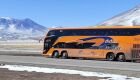 Ônibus cruzando o altiplano andino