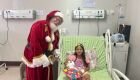 Voluntários levam conforto com entrega de doações a pacientes durante o Natal