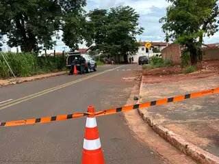 Carro bate em poste e deixa moradores sem energia no Bairro Pioneiros Carro bate em poste e deixa moradores sem energia no Bairro Pioneiros