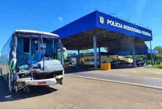 PRF apreende ônibus sucata, sem para-brisa e dirigido por motorista com capacete PRF apreende ônibus sucata, sem para-brisa e dirigido por motorista com capacete