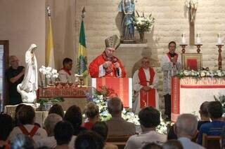 Fiéis lotam missa no dia de santo protetor contra doenças e tempestades