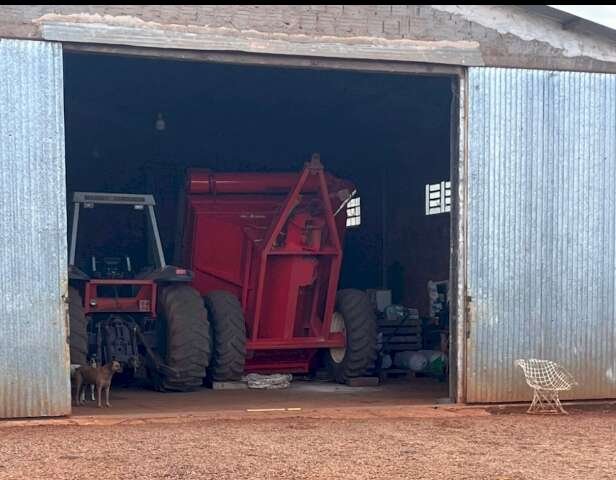 Equipamento agrícola tomba em barracão e mata mulher