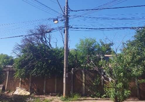 Há mais de um ano, postes queimados deixam rua do Taveirópolis no escuro