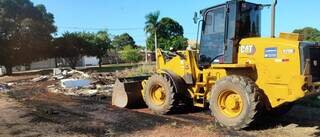 Prefeitura faz limpeza em praça após incêndio em entulho 