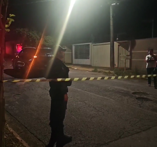 Motociclista morre após carro desviar de buracos