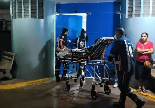 Árvore cai sobre motociclista e mulher é atingida por raio durante temporal