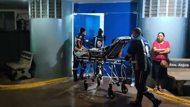 Árvore cai sobre motociclista e mulher é atingida por raio durante temporal