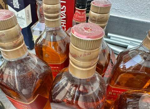 Ladrão é preso após tentar furtar uísques e carnes de supermercado