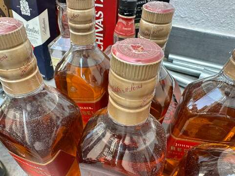 Ladrão é preso após tentar furtar uísques e carnes de supermercado