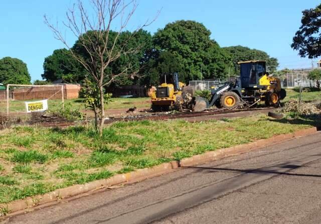 Prefeitura faz limpeza em praça após incêndio em entulho