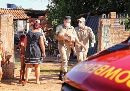 Para evitar afogamentos, criança deve ficar à distância de um braço dos pais