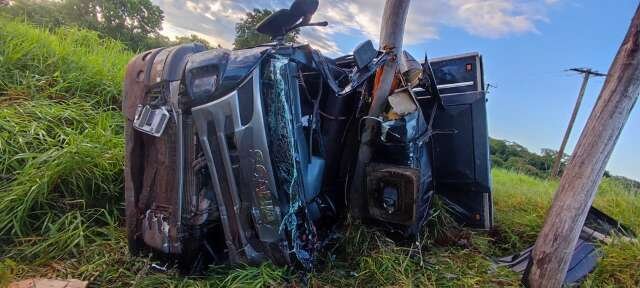 Caminhão sai da pista, bate em árvore e fica destruído na MS-040