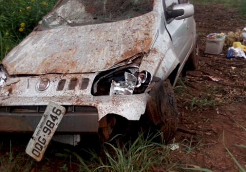 Família escapa ilesa após carro capotar na MS-276