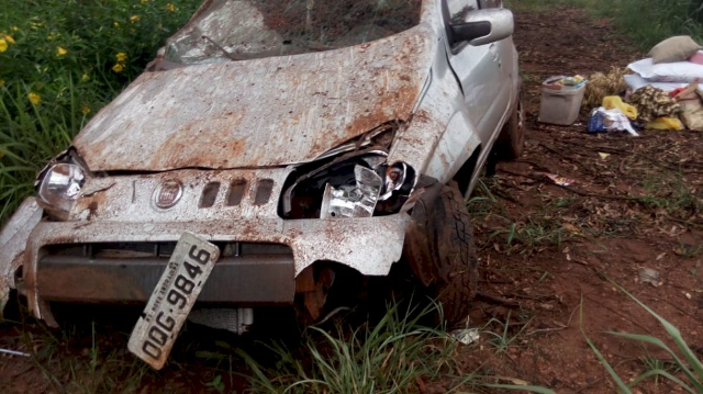 Família escapa ilesa após carro capotar na MS-276