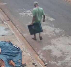 Ladrão é flagrado saindo com TV após invadir residência no Iracy Coelho