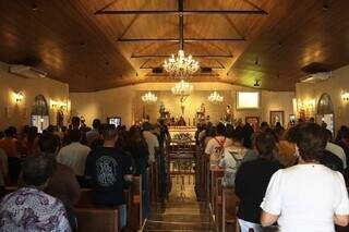 Fiéis lotam missa no dia de santo protetor contra doenças e tempestades