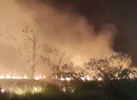 Provocada por incêndio, fumaça encobre o céu no Jardim Montevidéu
