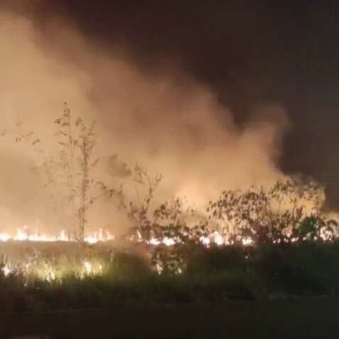 Provocada por incêndio, fumaça encobre o céu no Jardim Montevidéu