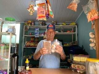 Sem a farda, Ramão investiu no alho argentino na calçada de casa 