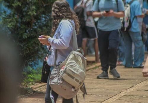No 1º ano de celular proibido nas escolas, reprovações têm queda recorde em MS