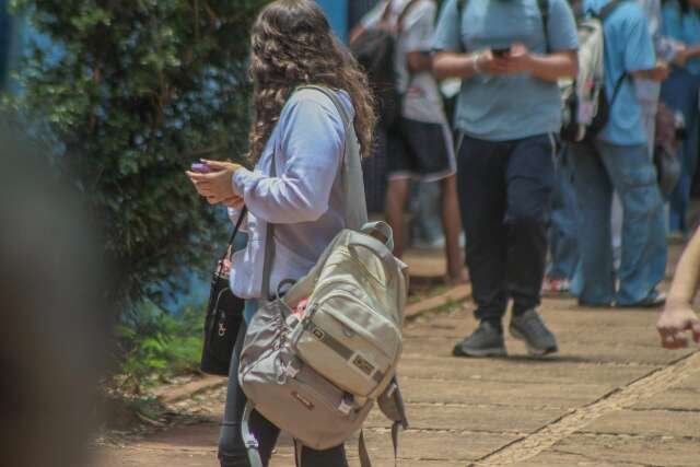 No 1º ano de celular proibido nas escolas, reprovações têm queda recorde em MS