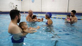 Para evitar afogamentos, criança deve ficar à distância de um braço dos pais