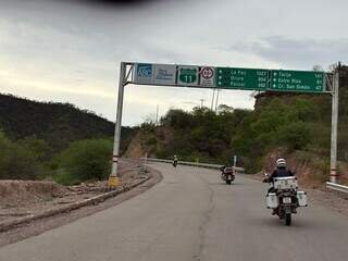 "Presos" na Bolívia, motociclistas de MS pagam R$ 15 por litro de gasolina