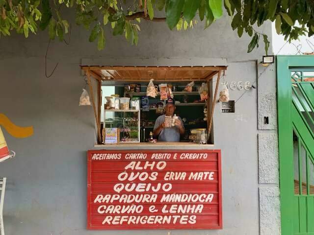 Sem a farda, Ramão investiu no alho argentino na calçada de casa