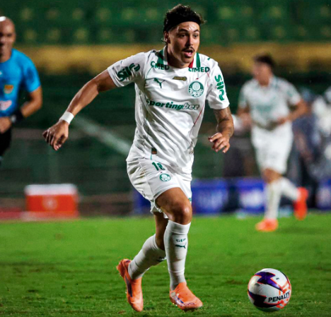 Com um jogador a mais, Palmeiras vence Portuguesa na estreia do Paulistão