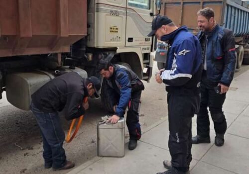 "Presos" na Bolívia, motociclistas de MS pagam R$ 15 por litro de gasolina