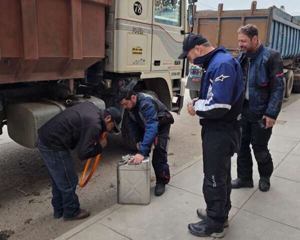 "Presos" na Bolívia, motociclistas de MS pagam R$ 15 por litro de gasolina
