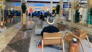 André bate ponto no shopping para meditar e encontrar a 5 dimensão André bate ponto no shopping para meditar e encontrar a 5 dimensão