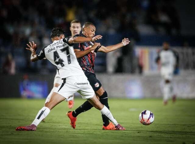 Bragantino lidera em casa, São Paulo vence e Vasco estreia com goleada