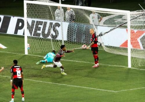 Com jogo interrompido pela chuva, Flu bate o Fla e pressiona rival no Carioca