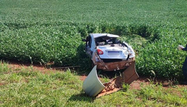 Capotagem causada por buracos deixa três feridos na MS-386