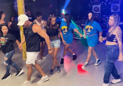 Na Vila Marli, bar vira point para dançar flashback sem vergonha