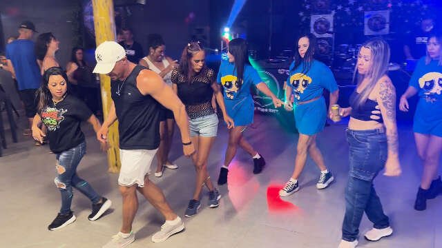 Na Vila Marli, bar vira point para dançar flashback sem vergonha