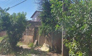 Há mais de um ano, postes queimados deixam rua do Taveirópolis no escuro