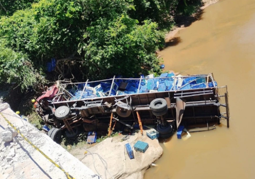 Caminhoneiro morre após caminhão cair em rio às margens da BR-163
