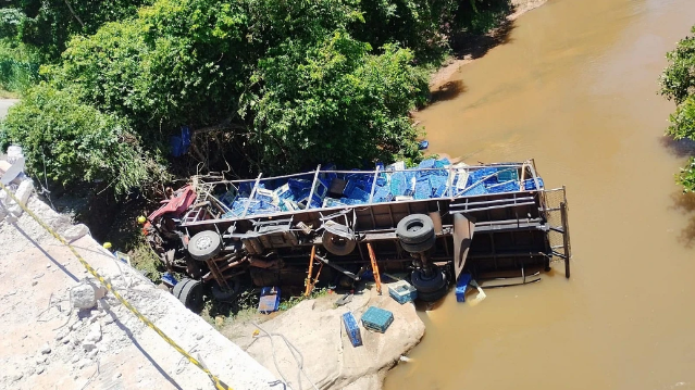 Caminhoneiro morre após caminhão cair em rio às margens da BR-163