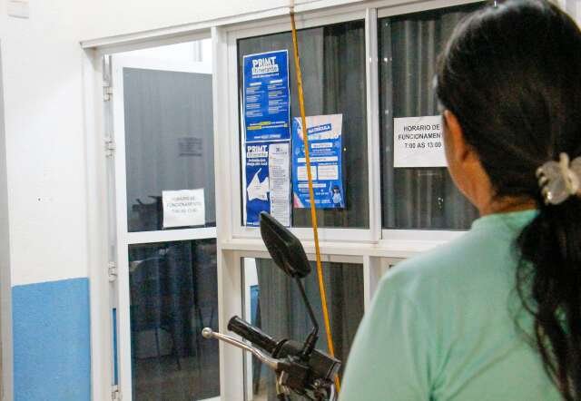 Em busca de emprego, doméstica encara chuva e noite em claro por uma senha