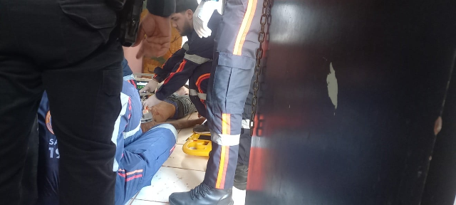 Rapaz é baleado na cabeça dentro de apartamento e fica em estado grave