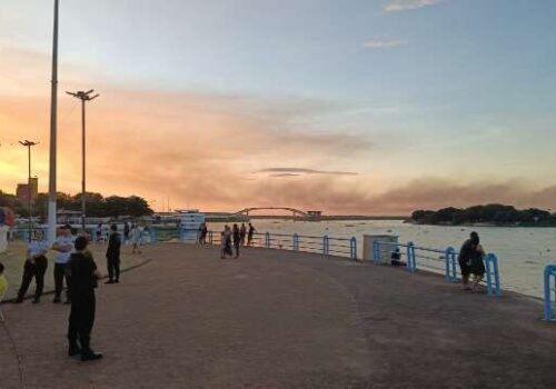 Incêndio próximo ao Rio Paraguai forma cortina de fumaça