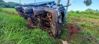 Caminhão sai da pista, bate em árvore e fica destruído na MS-040