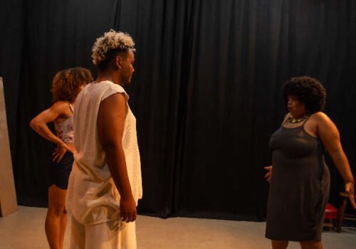 Peça sobre amor e resistência negra ocupa espaços públicos da cidade