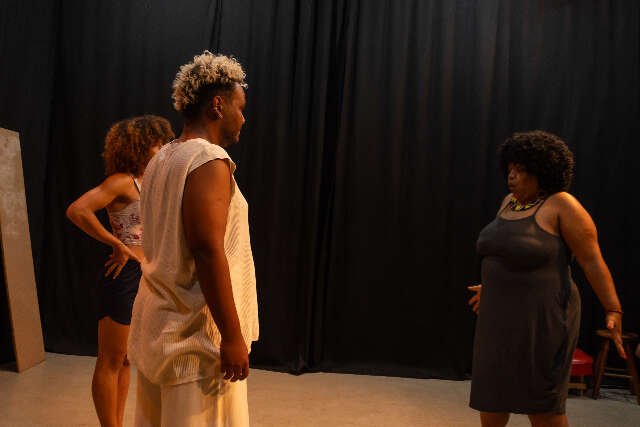 Peça sobre amor e resistência negra ocupa espaços públicos da cidade